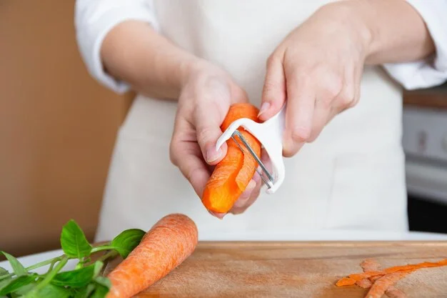 Gotowanie zero-waste: jak kreatywnie wykorzystać obierki, liście i resztki bulionowe