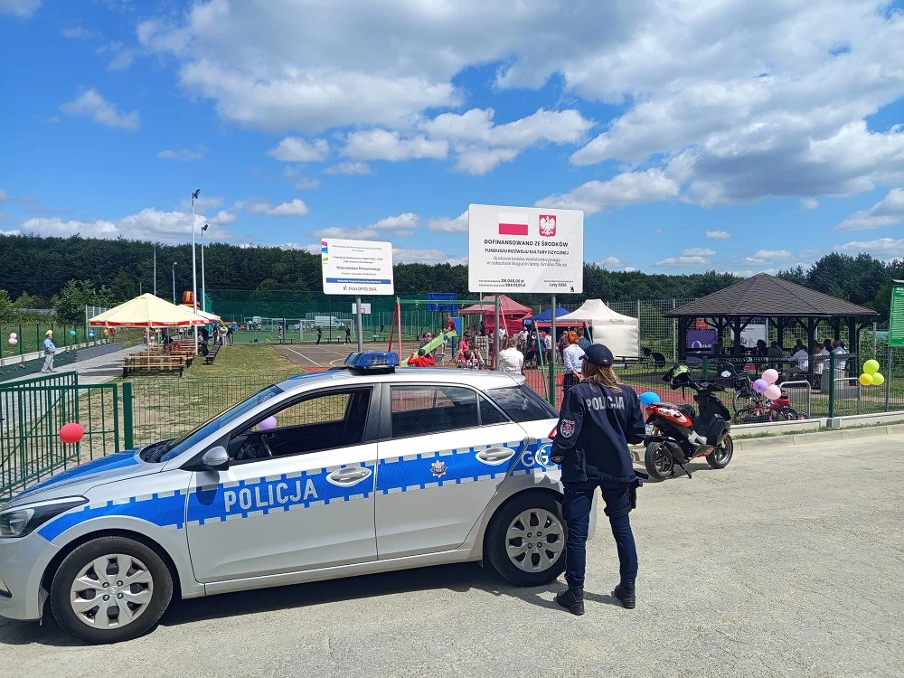 Bezpieczne wakacje z policją. Profilaktyczne stoisko podczas pikniku w Bogucinie Małym