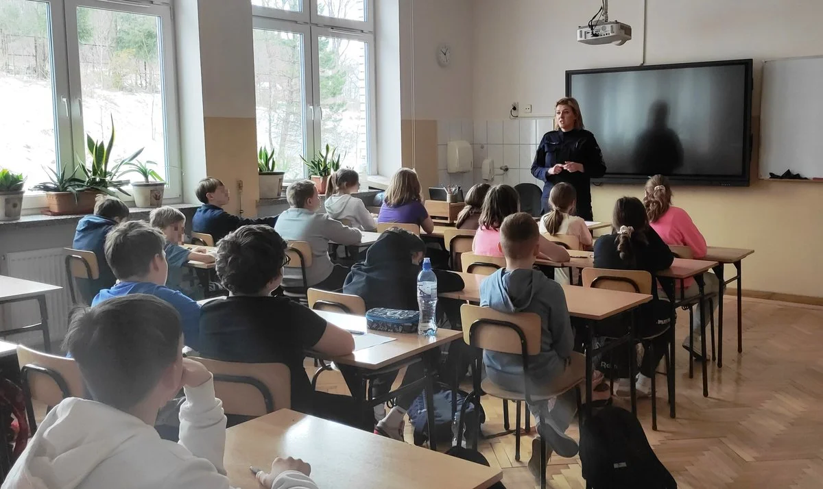 Olkuscy policjanci w szkołach rozmawiają o odpowiedzialności prawnej osób nieletnich