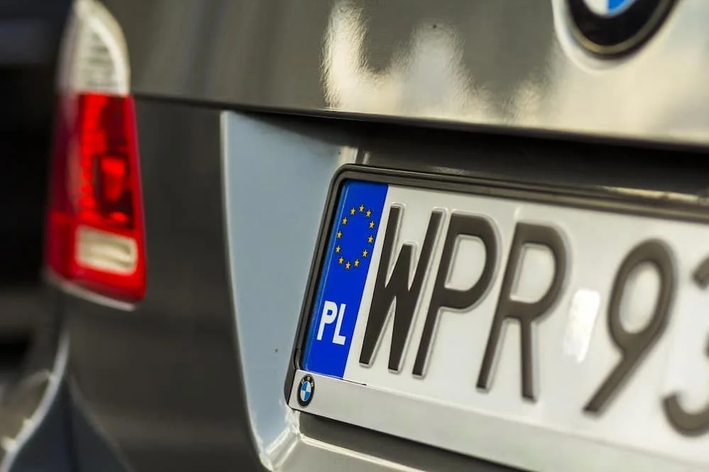 Oznaczenia i kody tablic rejestracyjnych – po czym poznać policję i inne służby?